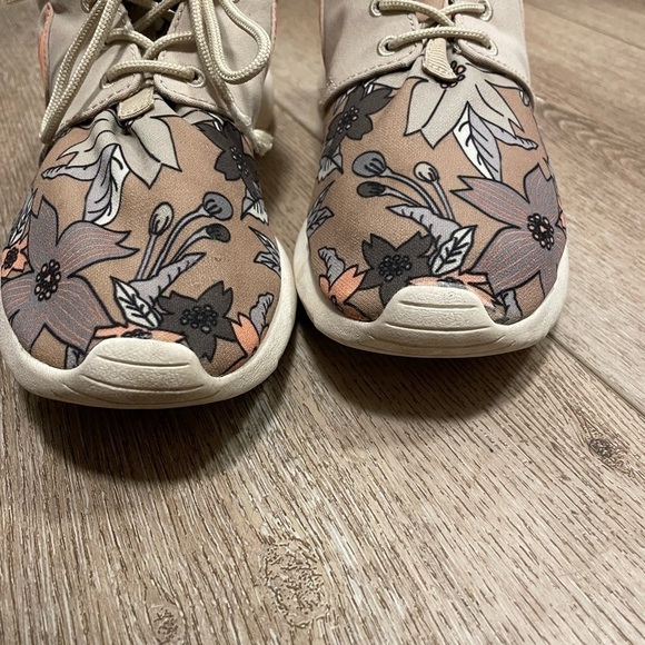 Nike Roshe Run Aloha shoes - Picture 2 of 10